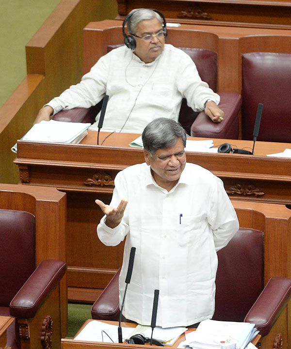 ‘ದೊಂಬರಾಟ ಬಿಟ್ಟು ರೈತರ ಸಮಸ್ಯೆ ಚರ್ಚಿಸಿ’